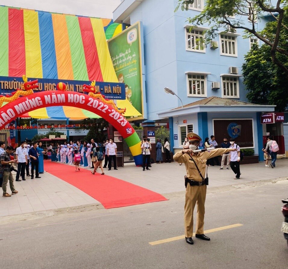Tại điểm trường Tiểu học Đoàn Thị Điểm (Phố Trần Văn Cẩn, quận Nam Từ Liêm) CSGT số 6 đã có mặt từ rất sớm để phân luồng, điều tiết giao thông nhằm đảm bảo không xảy ra ùn tắc tại tuyến phố này.