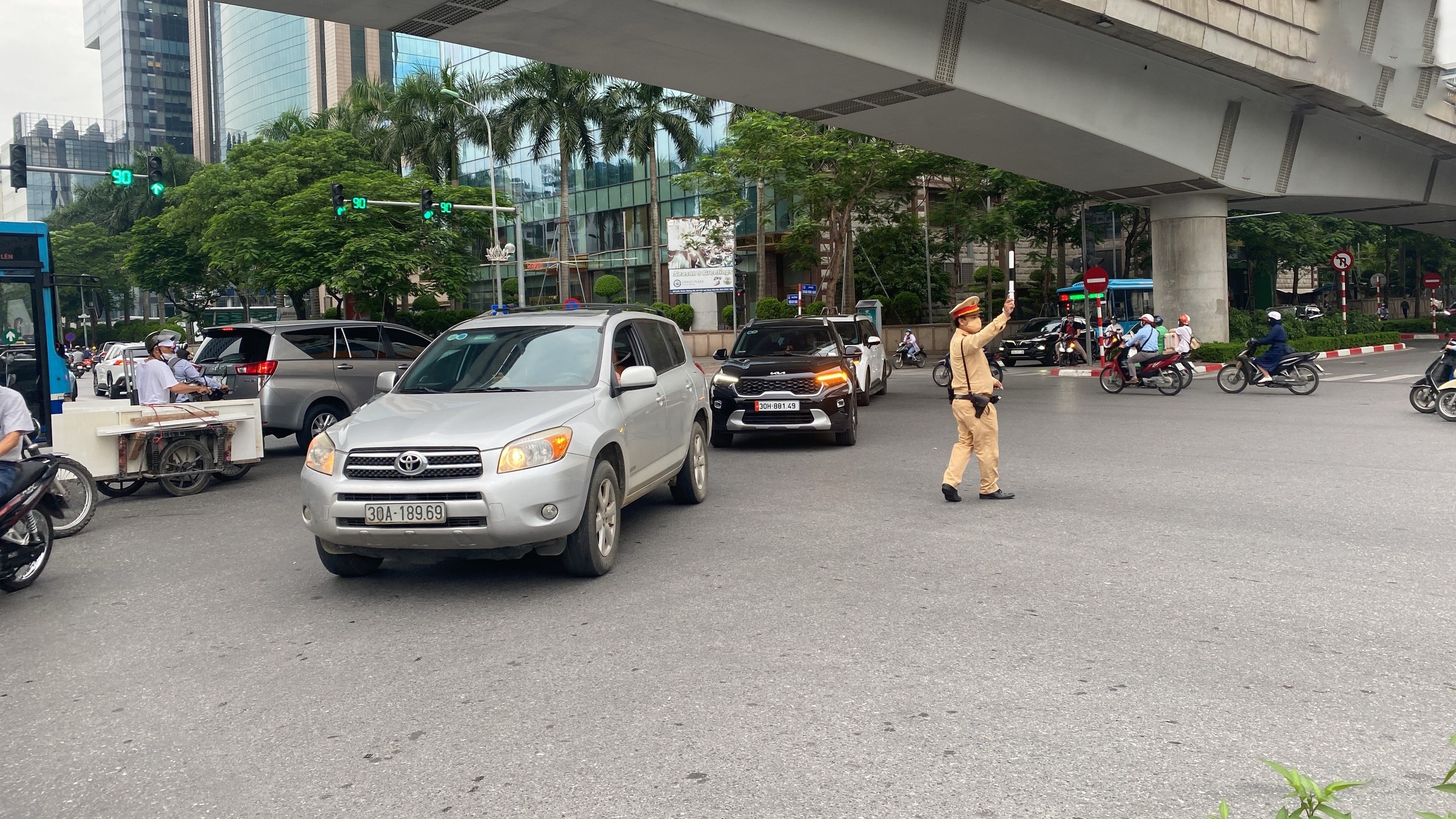 Trao đổi với PV Báo Giao thông, Thiếu tá Trần Quang Chinh – Phó đội trưởng Đội CSGT đường bộ số 6 (Công an TP Hà Nội) cho biết, điểm trường Đoàn Thị Điểm năm nay vinh dự được đón Thủ tướng Chính phủ đến dự lễ khai giảng, vì thế công tác bảo đảm TTATGT tại tuyến phố Trần Văn Cẩn và các cung đường lân cận được lực lượng CSGT bảo đảm thông suốt.