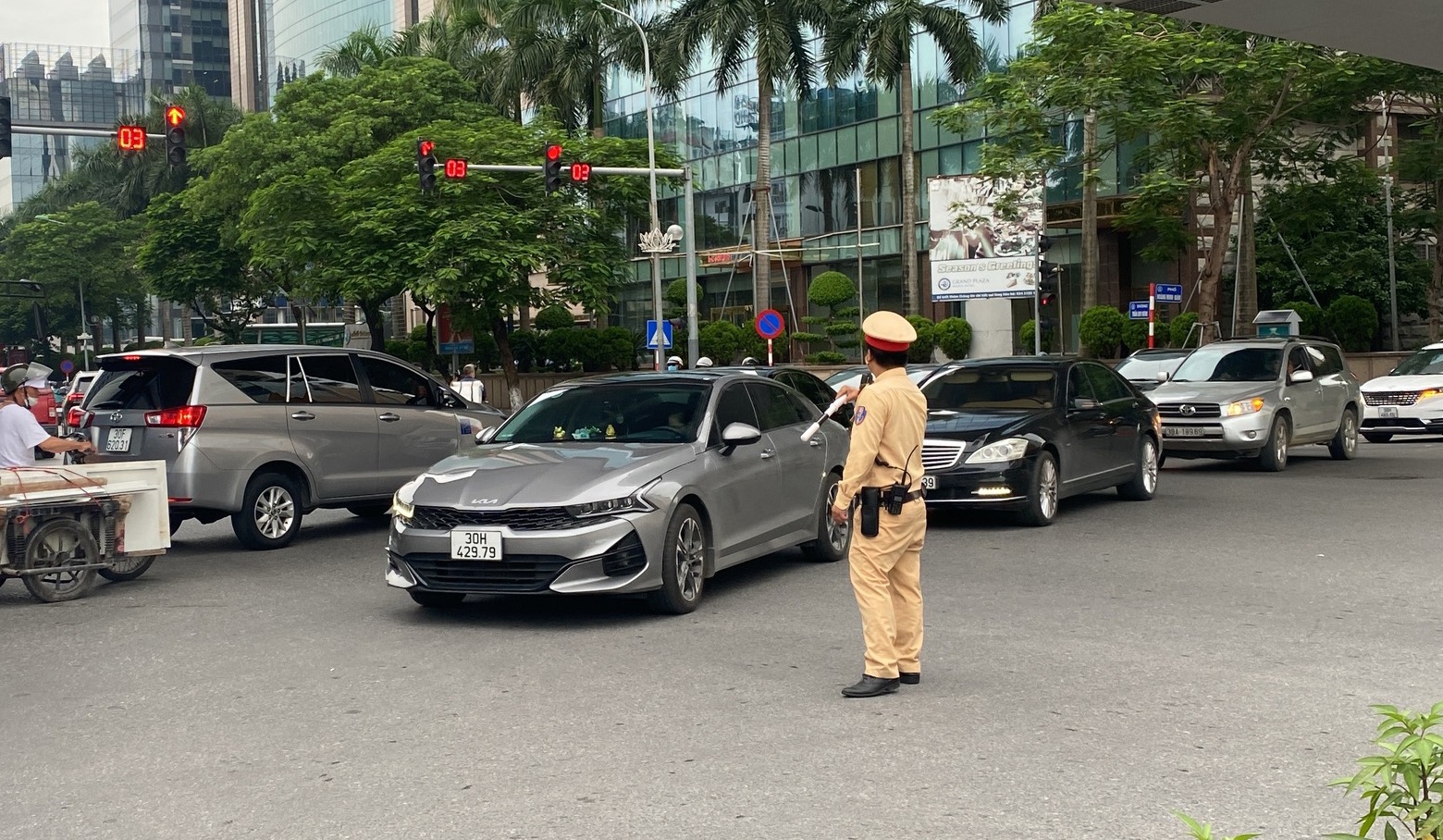 Thiếu tá Trần Quang Chinh cũng cho biết, thực hiện chỉ đạo của Phòng CSGT về việc bảo đảm trật tự ATGT phục vụ nhu cầu đi lại trong lễ khai giảng năm học mới 2022-2023, Đội CSGT số 6 đã chủ động phối hợp cùng công an các quận, phường trên địa bàn phụ trách ra quân thực hiện "Tháng cao điểm ATGT cho học sinh đến trường - tháng 9".
