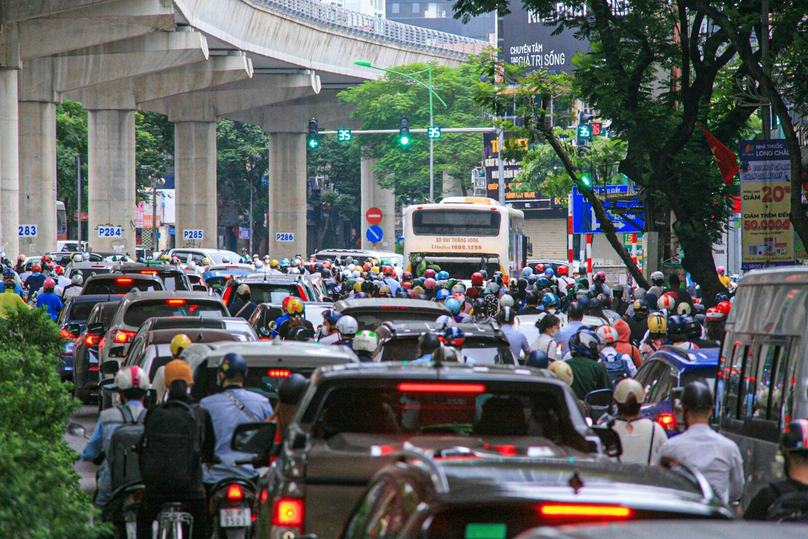 Đường Xuân Thủy, hướng đi vào trung tâm thành phố vào giờ cao điểm hay xảy ra ùn tắc.