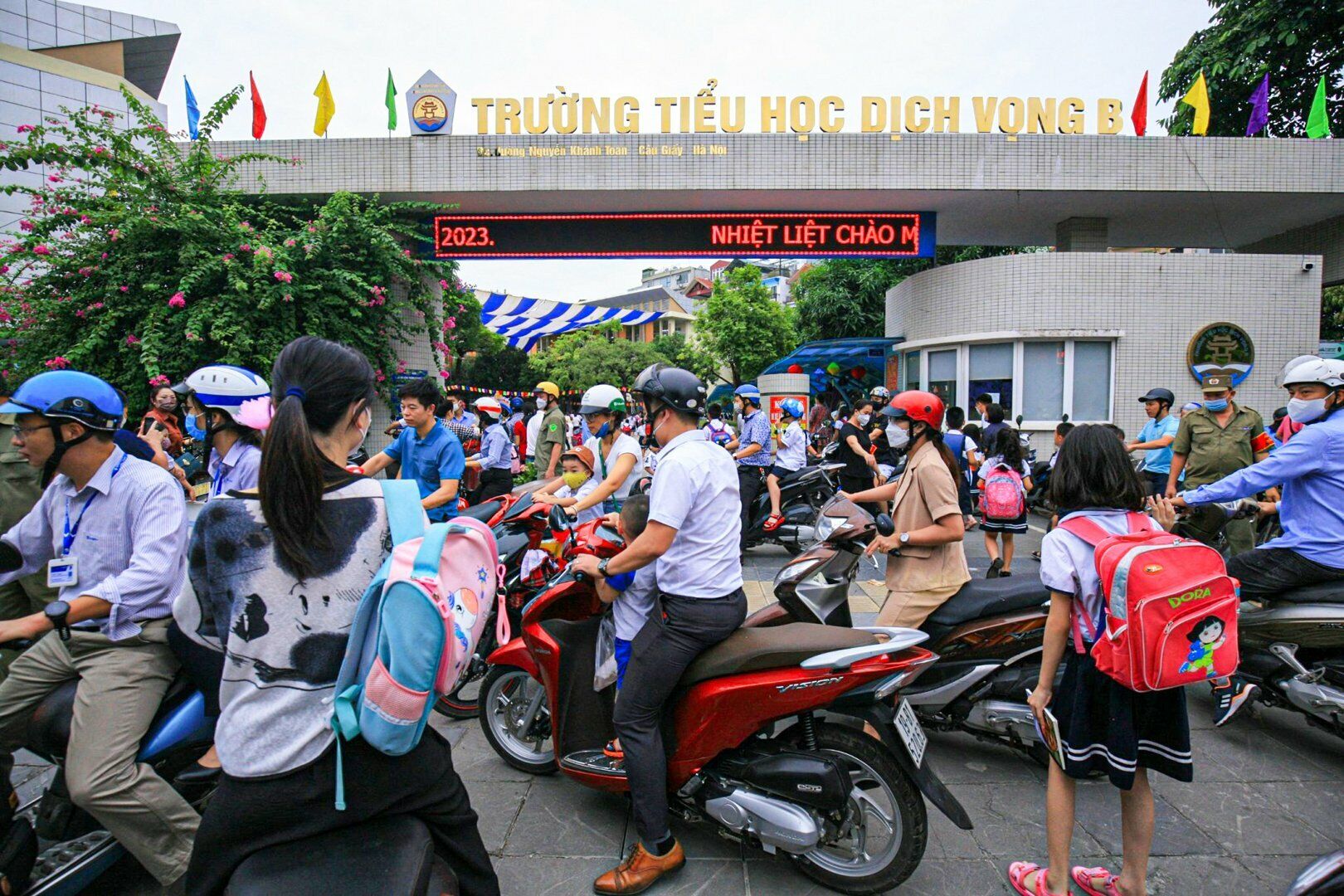 Các phụ huynh đưa con đến trường Tiểu học Dịch Vọng B được hướng dẫn chỗ để xe và di chuyển ra khỏi cổng trưởng ngay để tránh ùn tắc tại đường Nguyễn Khánh Toàn.