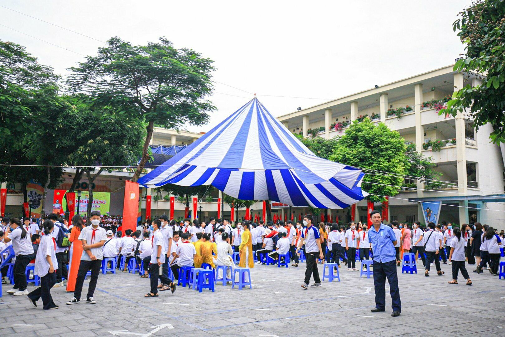 Nhờ sự chủ động của các phụ huynh học sinh trong việc đưa con đến trường, cùng với giao thông được bảo đảm thông suốt nên không có tình trạng học sinh không kịp đến trường dự lễ khai giảng.