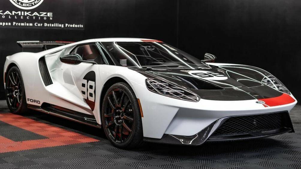 Để vinh danh chiếc xe đua GT40 tại giải đua Le Mans 24h, hãng đã tạo ra 1 phiên bản đặc biệt Ford GT Heritage Edition cực độc