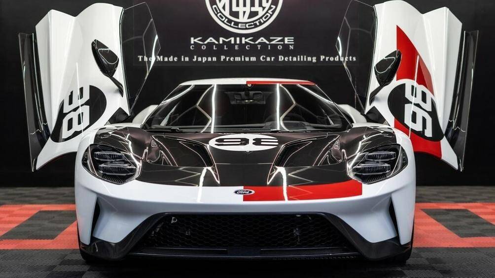 Ngoại thất chiếc siêu xe Ford GT Heritage Edition 2021 này được hoàn thành với màu trắng và nắp ca-pô màu đen