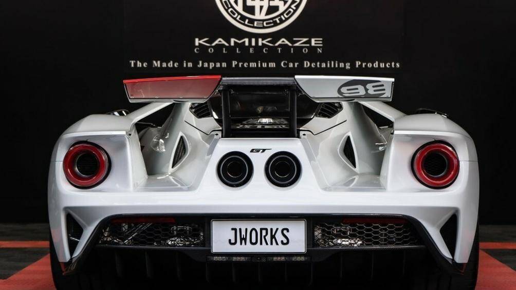 Những mảng trang trí màu đỏ Race hay số 98 ở hai bên thân cũng như trên nắp capo của GT Heritage Edition 2021 để gợi nhớ về xe đua Ford GT40