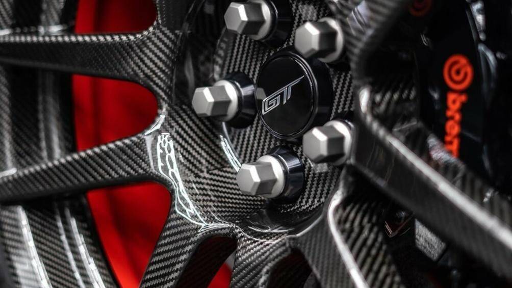 Chủ nhân của siêu xe Ford GT Heritage Edition 2021 tại Philippines đã thêm tiền để sở hữu bộ mâm bằng sợi carbon siêu nhẹ, đẹp mắt