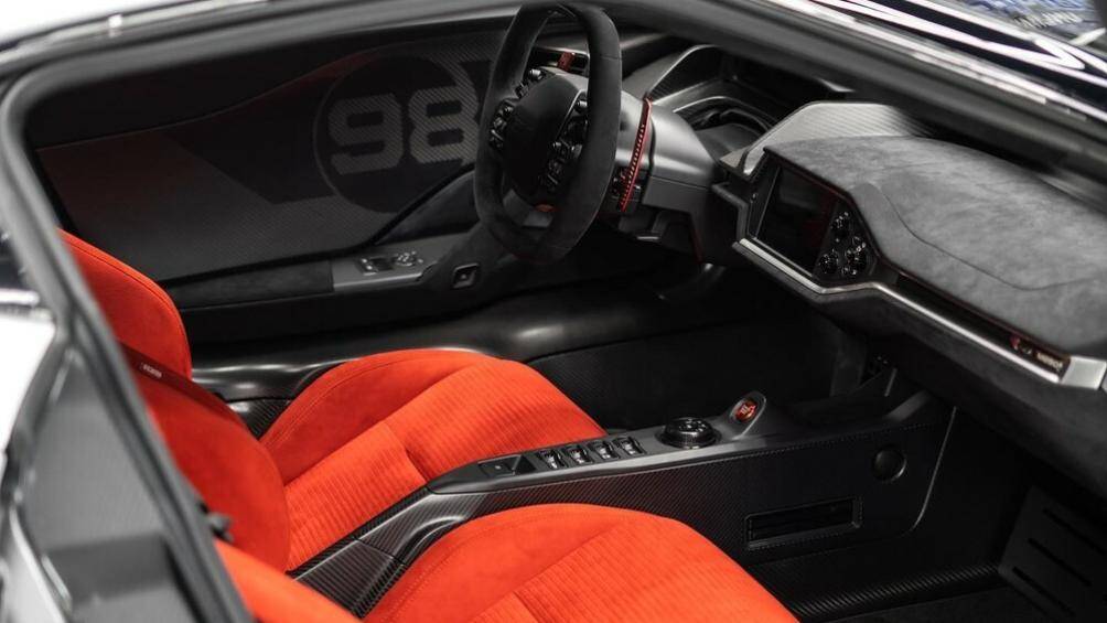 Bên trong cabin của siêu xe đặc biệt Ford GT Heritage Edition 2021 được bọc da Alcantara với màu sắc đen-đỏ