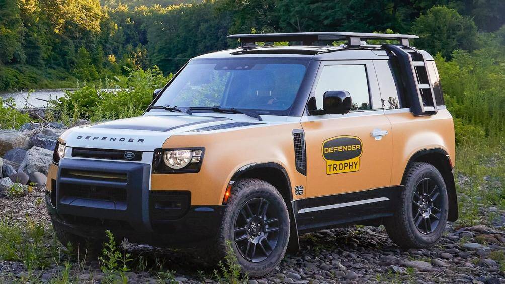 Xe cũng được trang bị một số tính năng mở rộng bao gồm giá nóc với thang mở rộng, tời điện, tấm chắn bùn, máy nén khí tích hợp