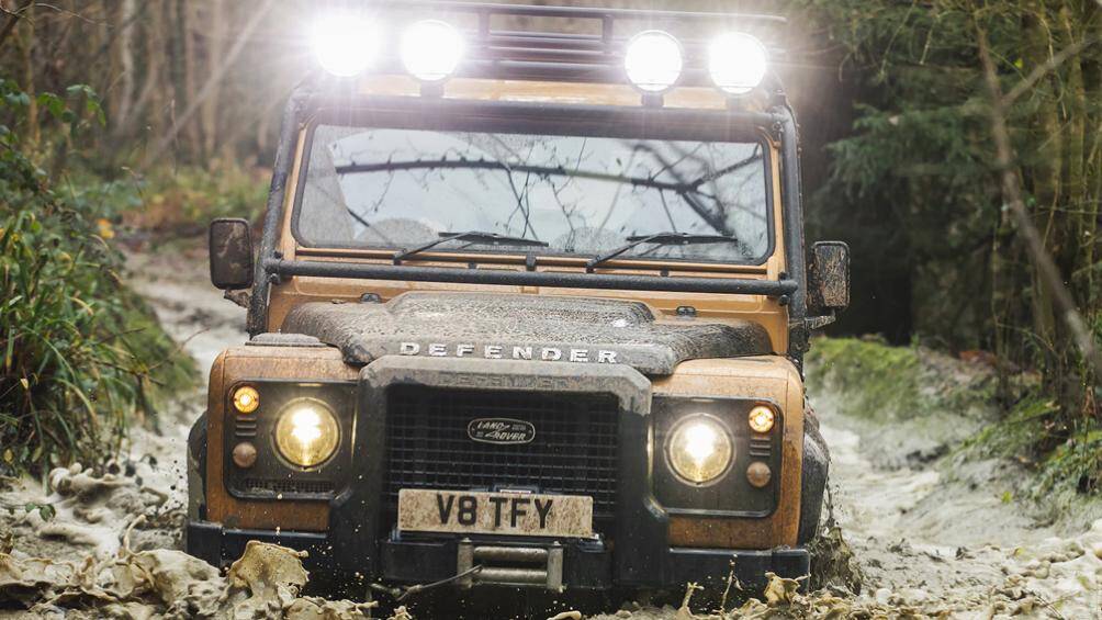 Defender Trophy là những chiếc xe địa hình đã vượt qua những thử thách cao độ