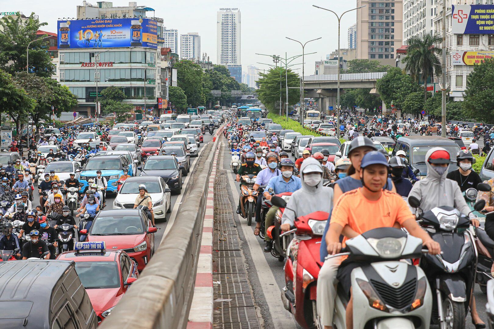 Hướng lên cầu vượt Ngã Tư Sở cũng chật cứng.