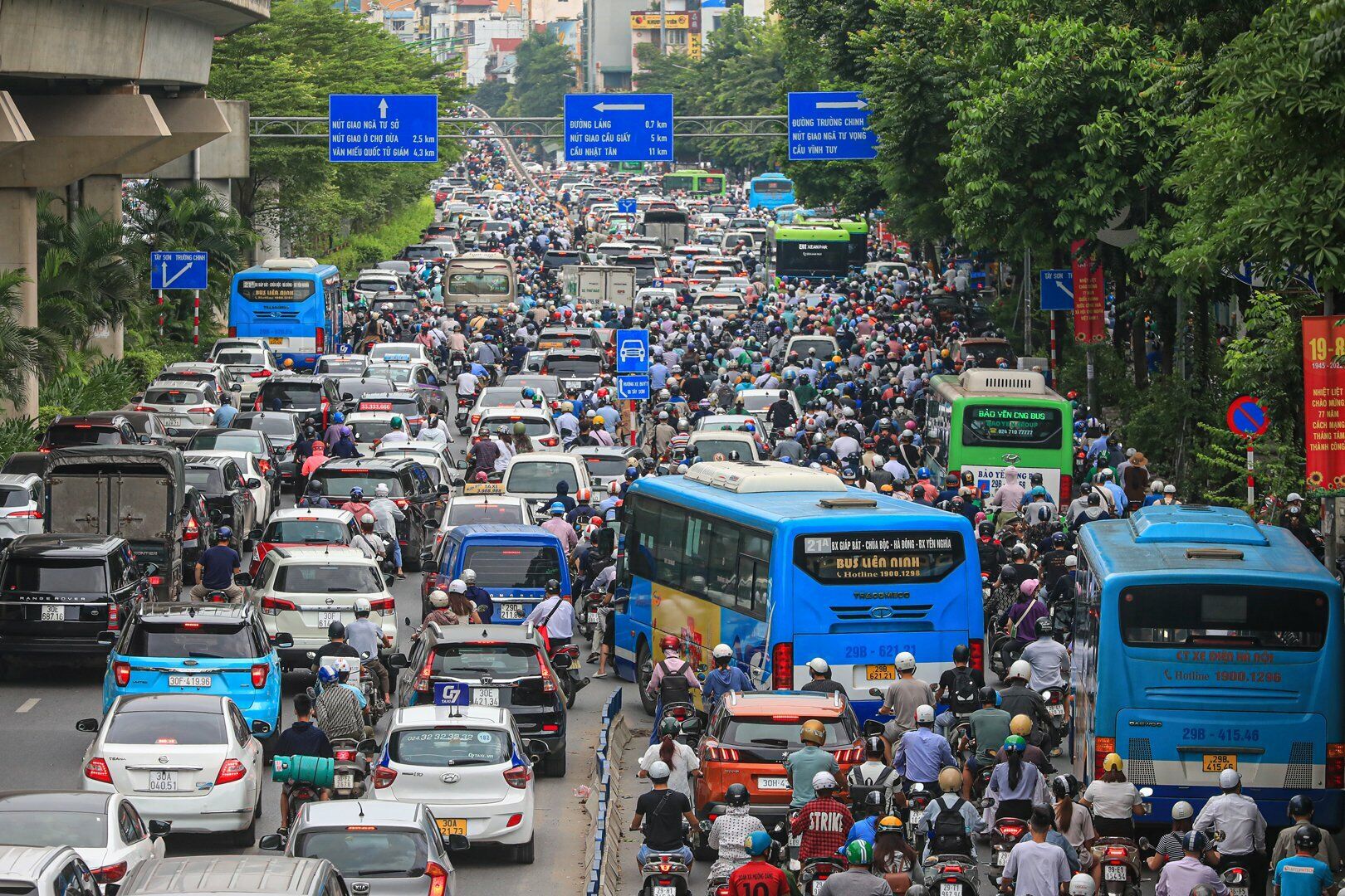Đường Nguyễn Trãi, hướng đi Ngã Tư Sở ken cứng người và xe.
