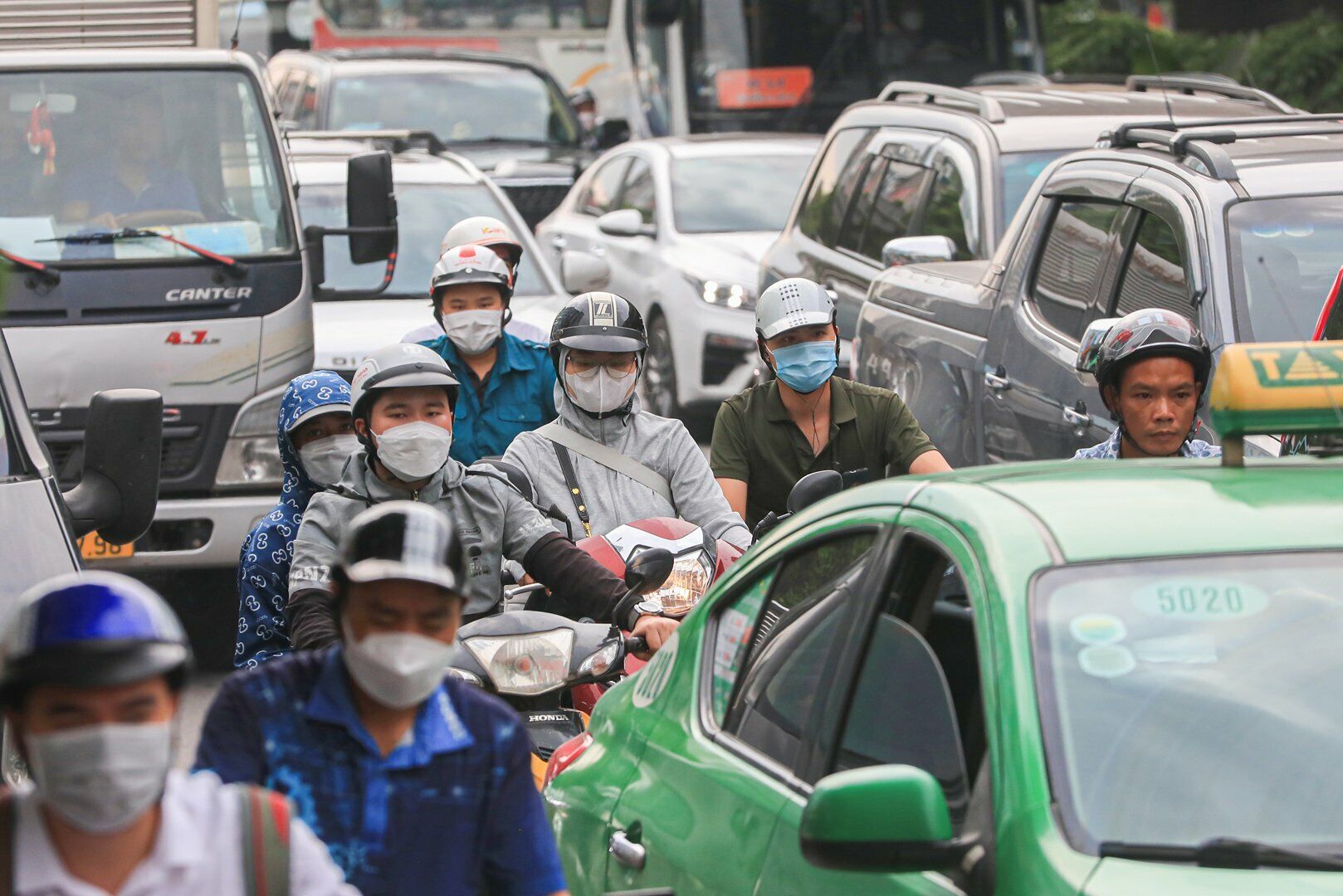 Người dân mệt mỏi, đứng chôn chân giữa đoạn đường ùn ùn phương tiện.