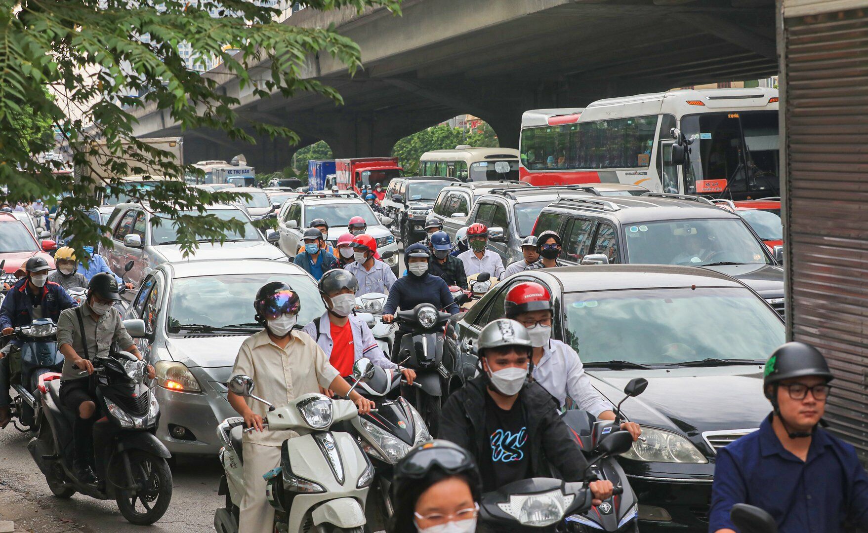 Vào giờ cao điểm từ 7-9h sáng, lượng phương tiện đổ ra đường lớn gây áp lực khiến giao thông ùn ứ nghiêm trọng.