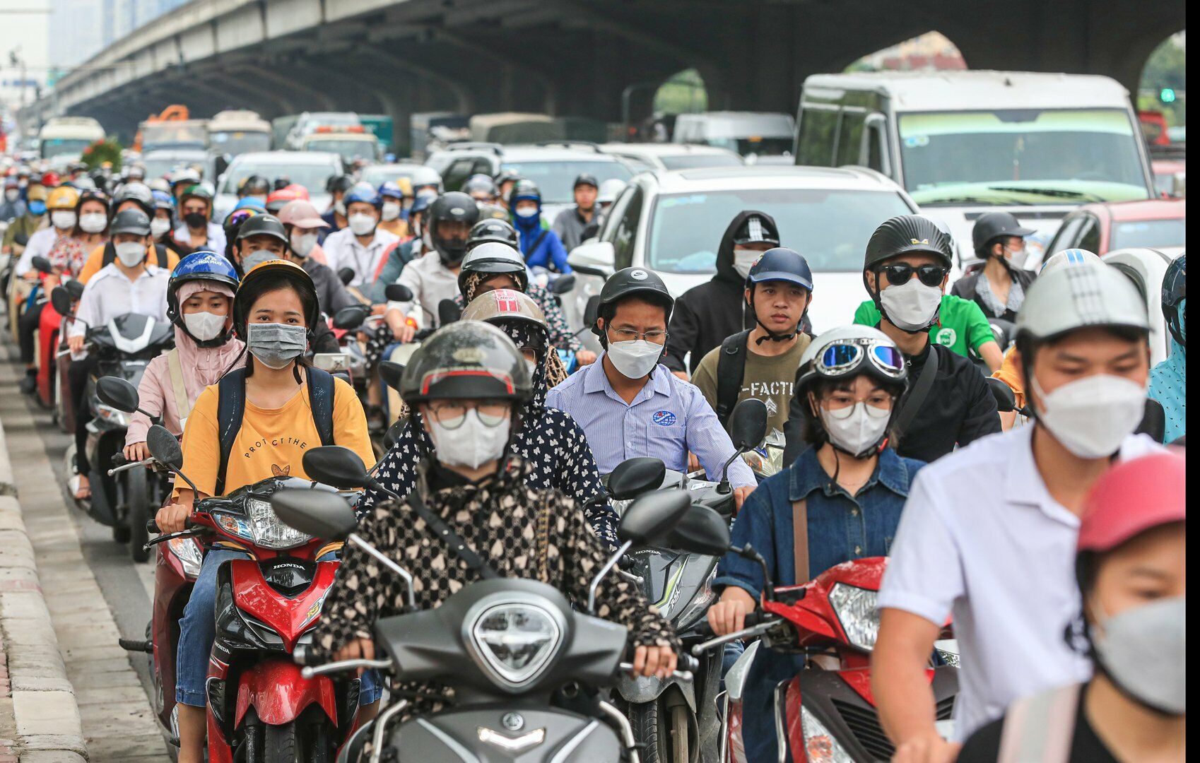 Hôm nay cũng là ngày tựu trường, nên mật độ giao thông đông đúc hơn thường ngày.