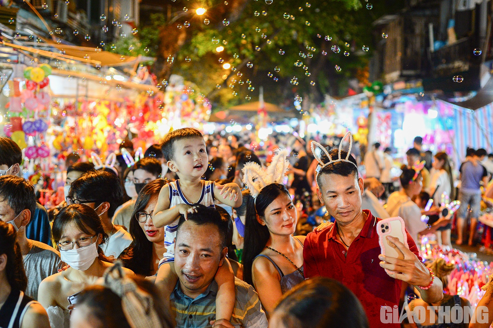 Càng về tối, lượng người đổ về đây càng đông.