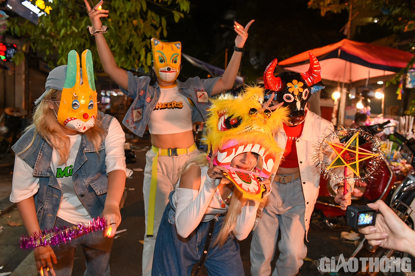 Các thành viên nhóm nhảy B.Nashor (trực thuộc nhóm BigToe Crew) hào hứng quay clip về Trung thu ở phố Hàng Mã.