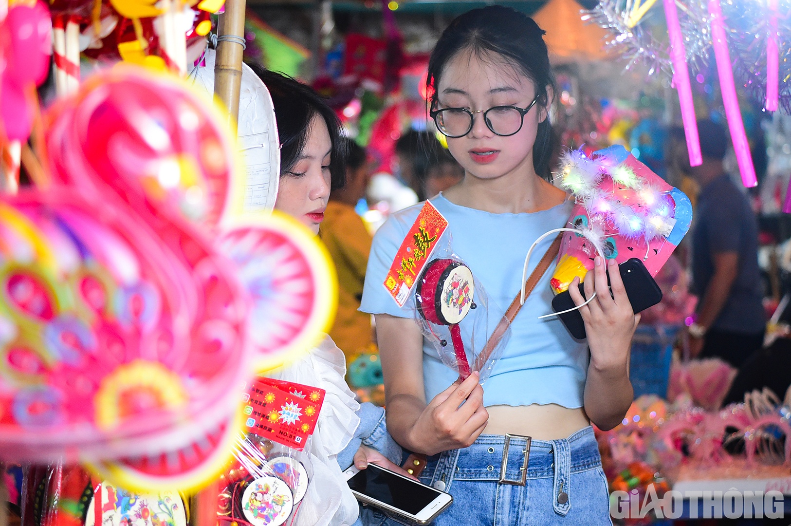 Đến phố Hàng Mã từ sớm, hai bạn trẻ Thanh Phương và Thảo Chi (Tiên Du, Bắc Ninh) cho biết cảm thấy rất vui vì đã chọn được món đồ chơi dân gian yêu thích. "Hàng năm, vào dịp Trung thu, khu phố này thường rất đông và đi lại khó khăn. Để tránh cảnh đó, chúng em đã quyết định đi chơi sớm để có nhiều khoảng không gian mua sắm hơn”, Thanh Phương chia sẻ.