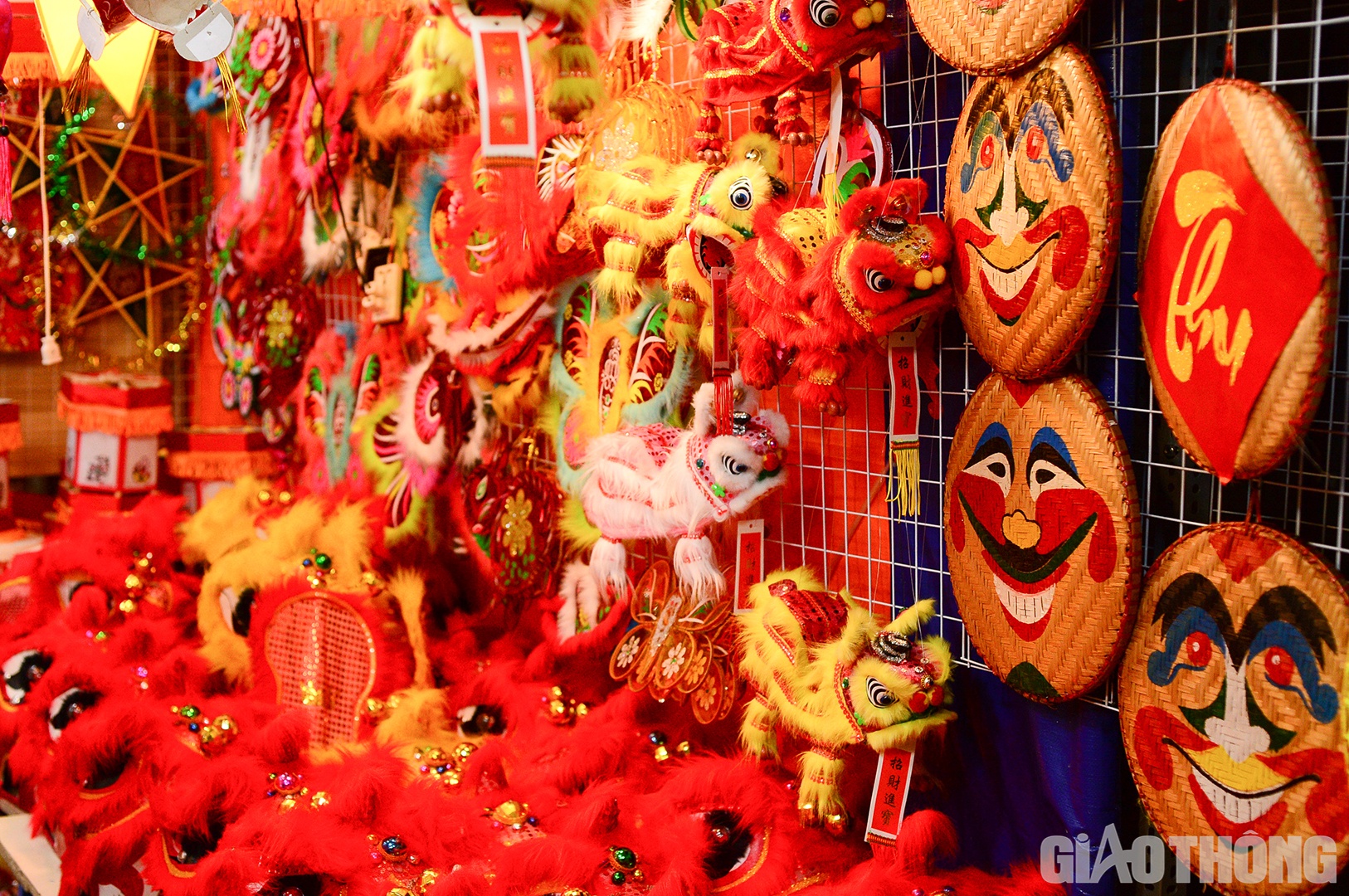 Các sản phẩm phục vụ thị trường Trung thu khá đa dạng với màu đỏ chủ đạo.