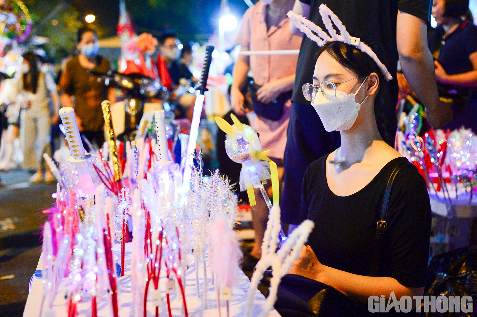 Như thường lệ, con phố này đã thu hút nhiều bạn trẻ tới mua sắm và chụp ảnh check in.