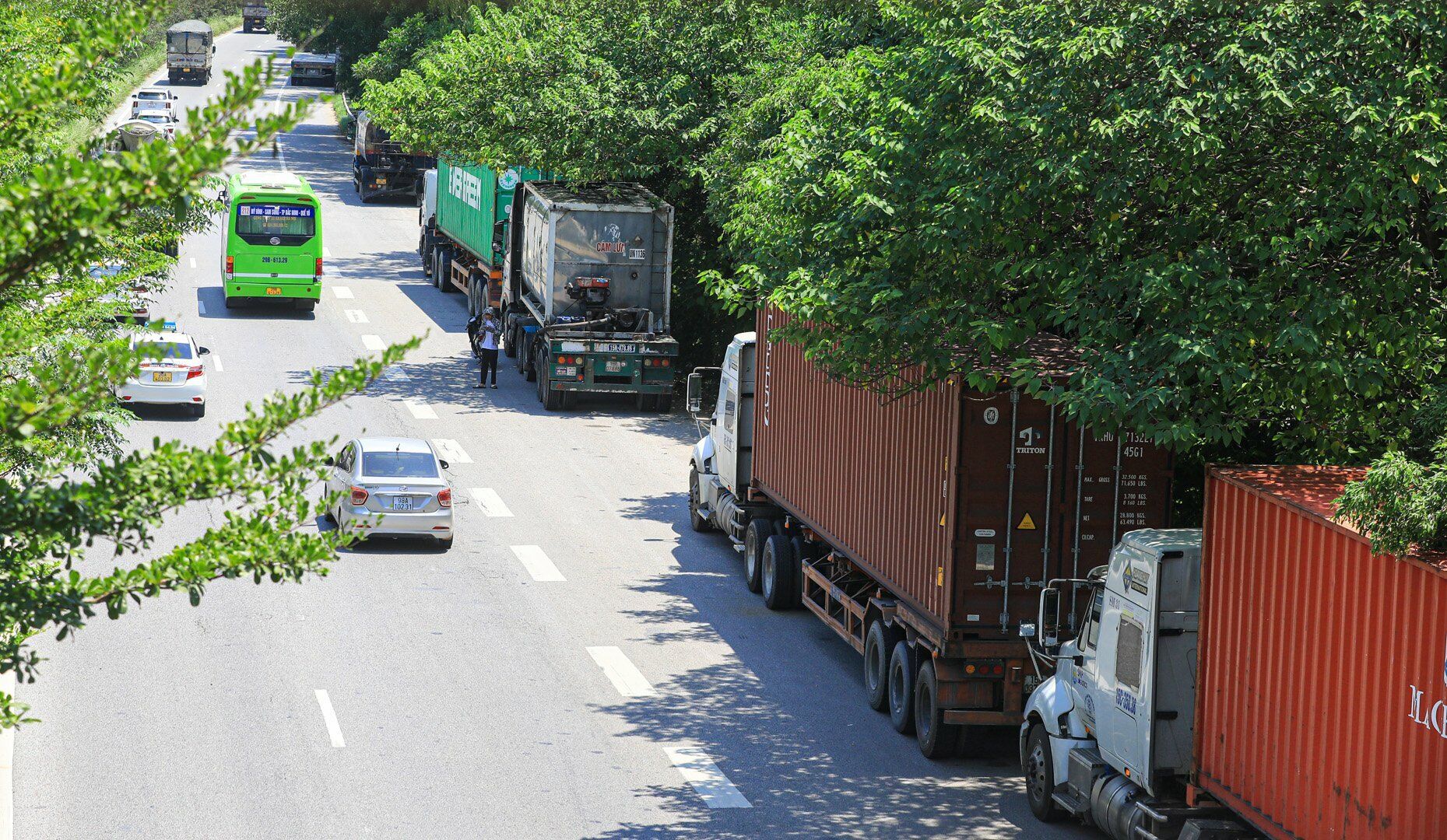 Thời gian gần đây, trên Quốc lộ 18 đoạn qua gầm cầu vượt dẫn vào Quốc lộ 3, huyện Sóc Sơn, TP Hà Nội xuất hiện tình trạng nhiều ô tô dừng đỗ trái phép dẫn đến nguy cơ mất ATGT.