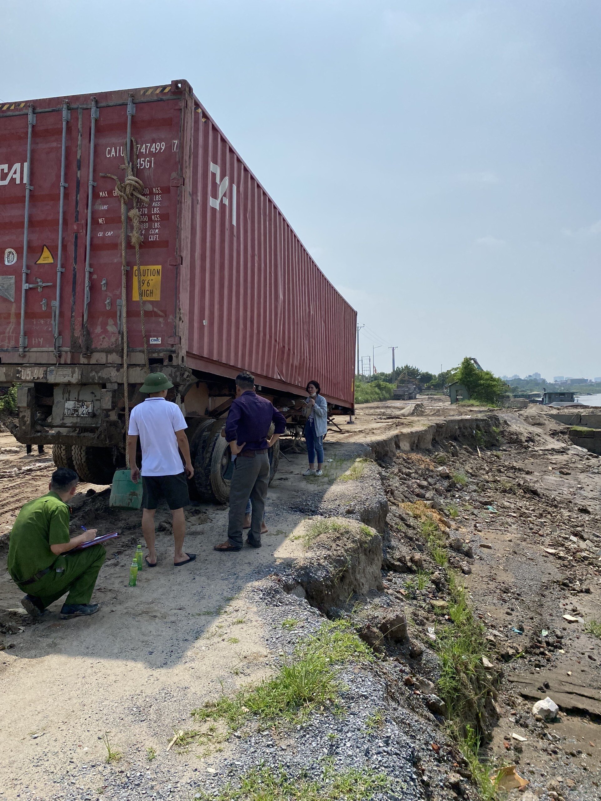 Sau cú va chạm với giải phân cách mềm và lan can trên cầu Thanh Trì rồi rơi xuống sông Hồng, chiếc xe container này bị hư hỏng nhiều bộ phận.