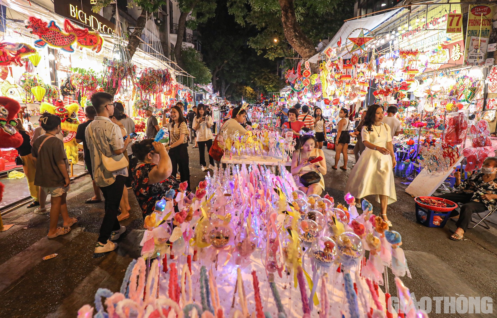 Còn 4 ngày nữa mới đến Tết Trung thu (15/8 Âm lịch) nhưng phố Hàng Mã (quận Hoàn Kiếm, Hà Nội) thời điểm này đã rất nhộn nhịp.