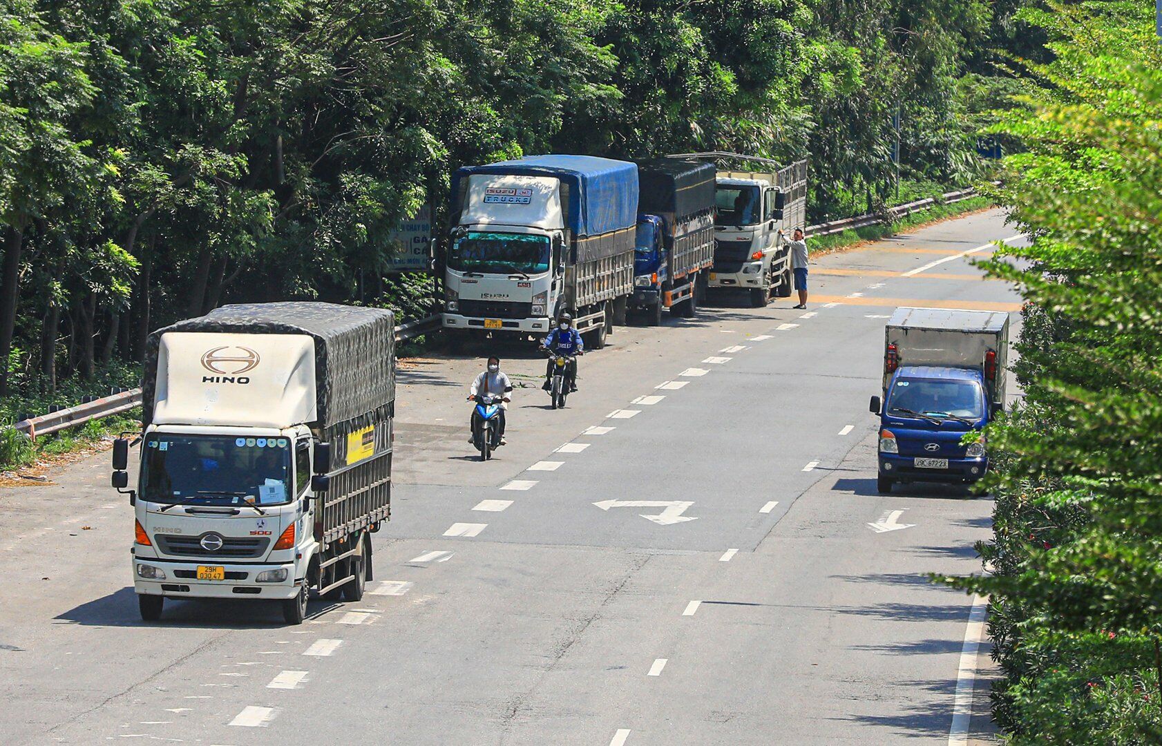 Không những vậy, việc dừng đỗ của những chiếc xe này trên Quốc lộ 18 còn chiếm toàn bộ làn đường dành cho xe máy lưu thông.