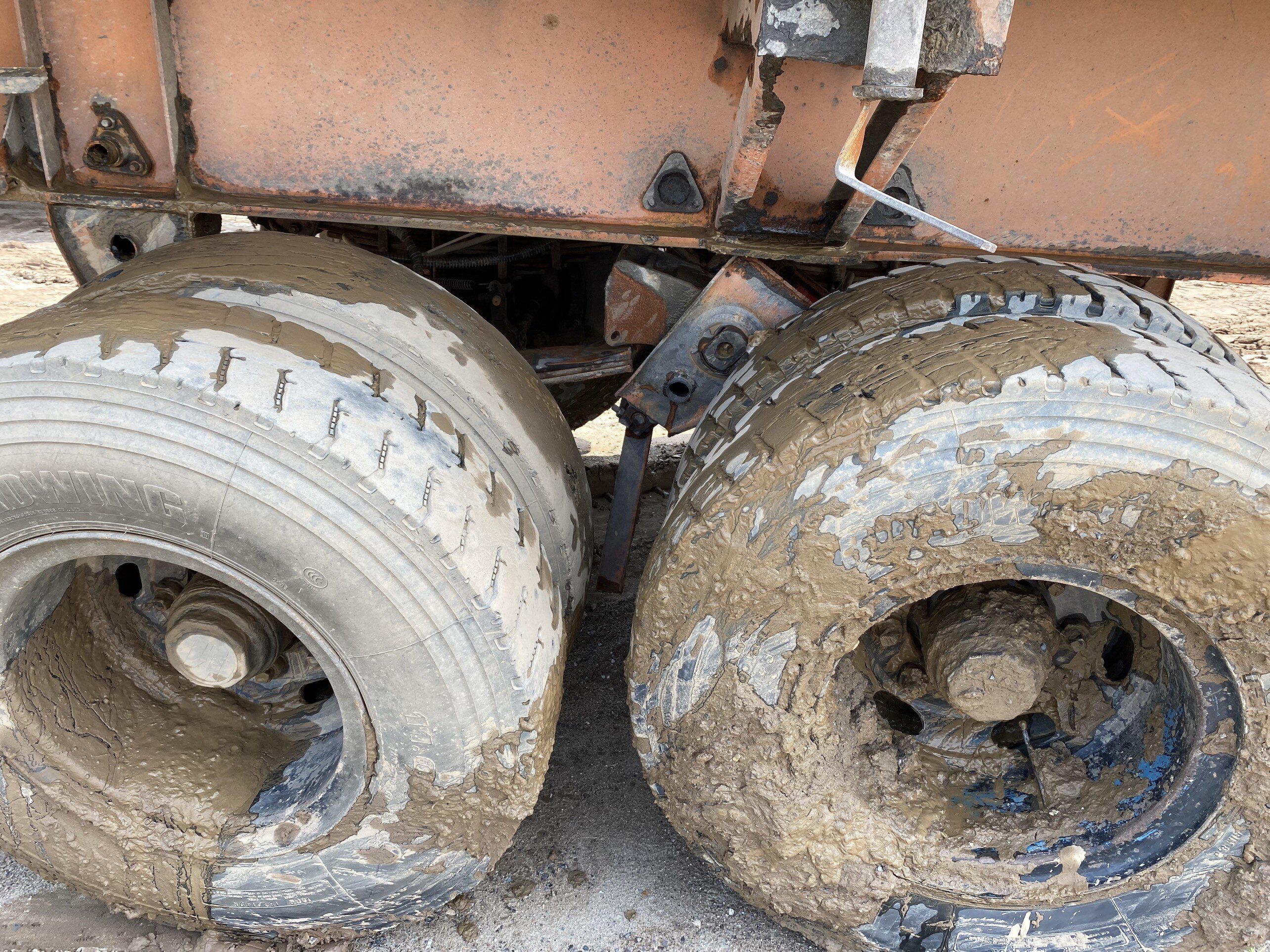 Các trục bánh của chiếc xe container dính đầy bùn đất sau quá trình nằm nhiều ngày dưới lòng sông.