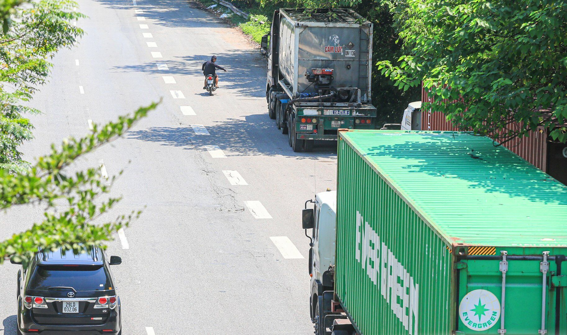 Do bị chiếm làn, những chiếc xe máy chạy qua đoạn đường Quốc lộ 18 này thường xuyên phải chạy ra gần giữa vạch kẻ phân hai chiều đường.