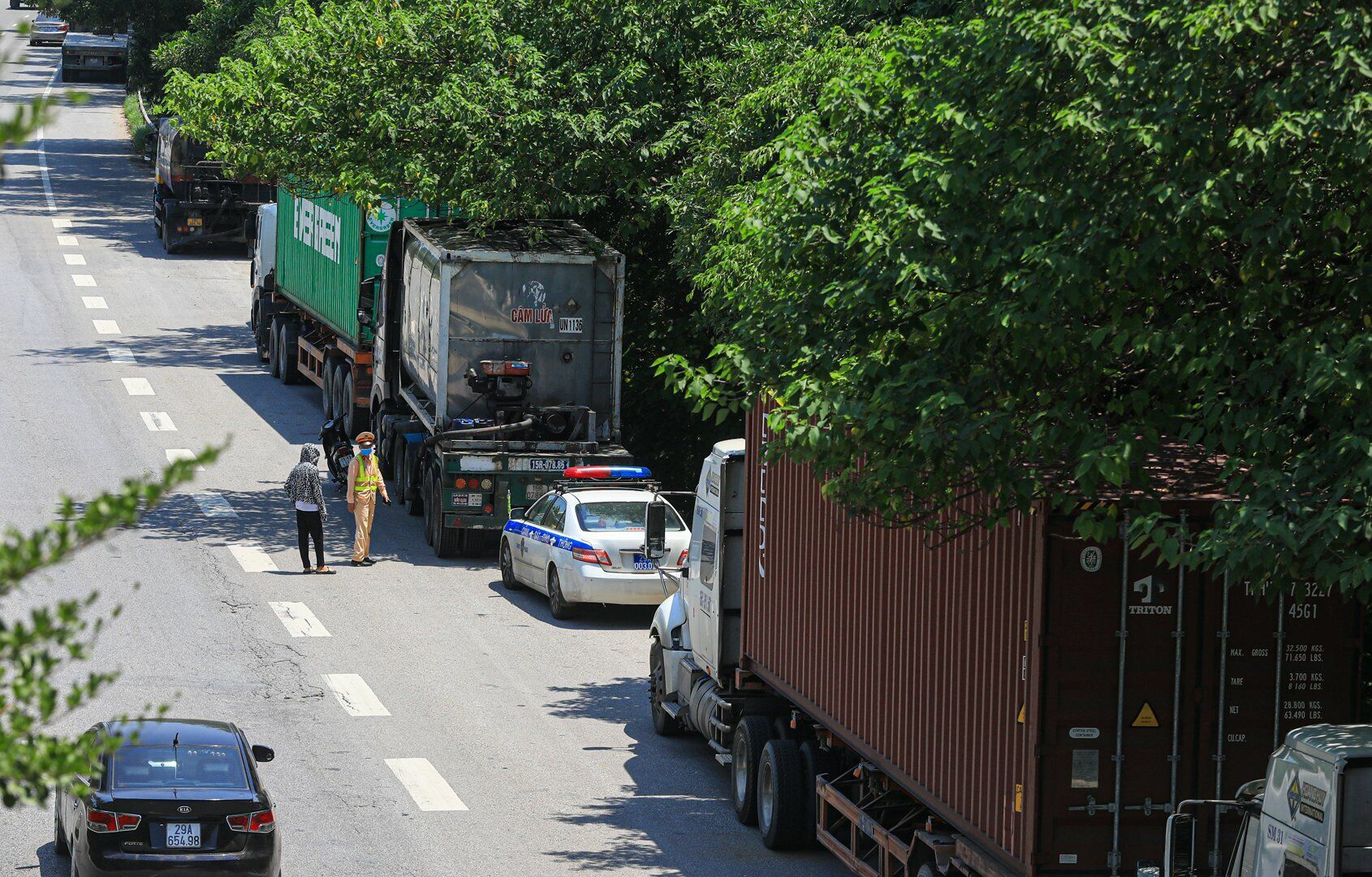 Sau khi ghi nhận thực tế, PV Báo Giao thông đã thông báo đến Đội CSGT số 15 (Công an TP Hà Nội), từ đó lực lượng này đã cử 2 tổ công tác đến xử phạt những trường hợp ô tô dừng đỗ sai quy định trên Quốc lộ 18.