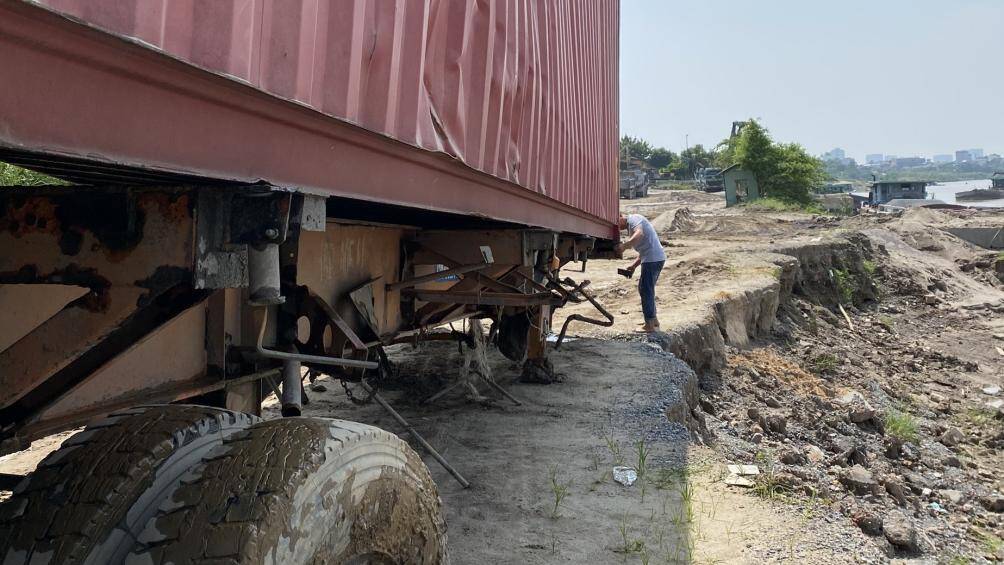 Sau khi xe container BKS 15C-134.91 rơi xuống sông Hồng, cả xe chìm rất nhanh. Nhưng may mắn, tài xế xe container đã thoát ra và bơi vào bờ an toàn, được người dân đưa đi cấp cứu.