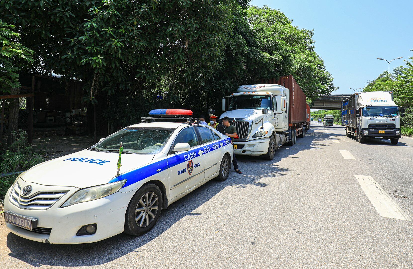 Đội CSGT số 15 (Công an TP Hà Nội) đã tiến hành lập biên bản xử phạt và giữ giấy phép lái xe của nhiều tài xế với lỗi "dừng xe nơi có biển cấm dừng xe và đỗ xe”.