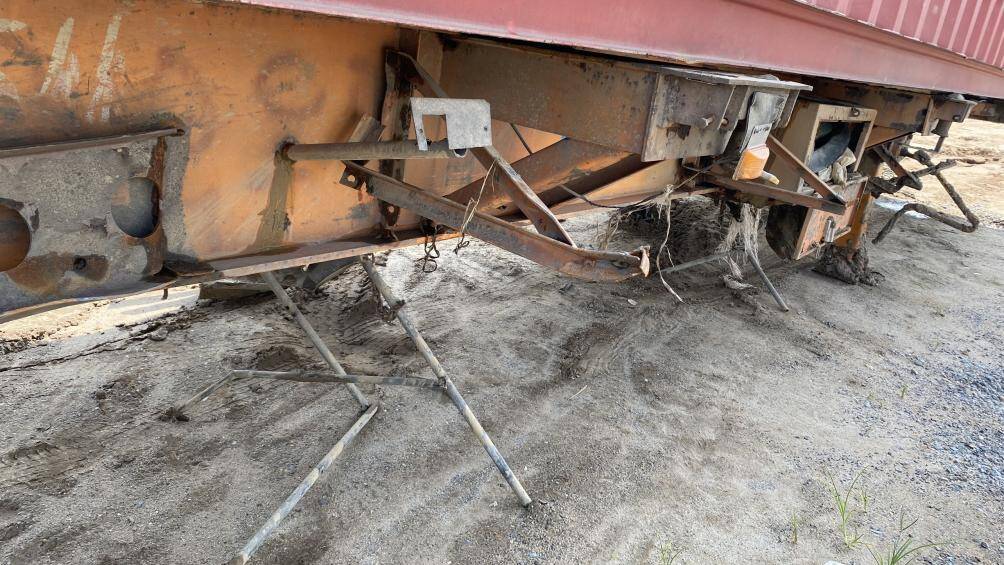 Không ít những chi tiết trên xe container bị biến dạng sau khi rơi xuống sông Hồng.