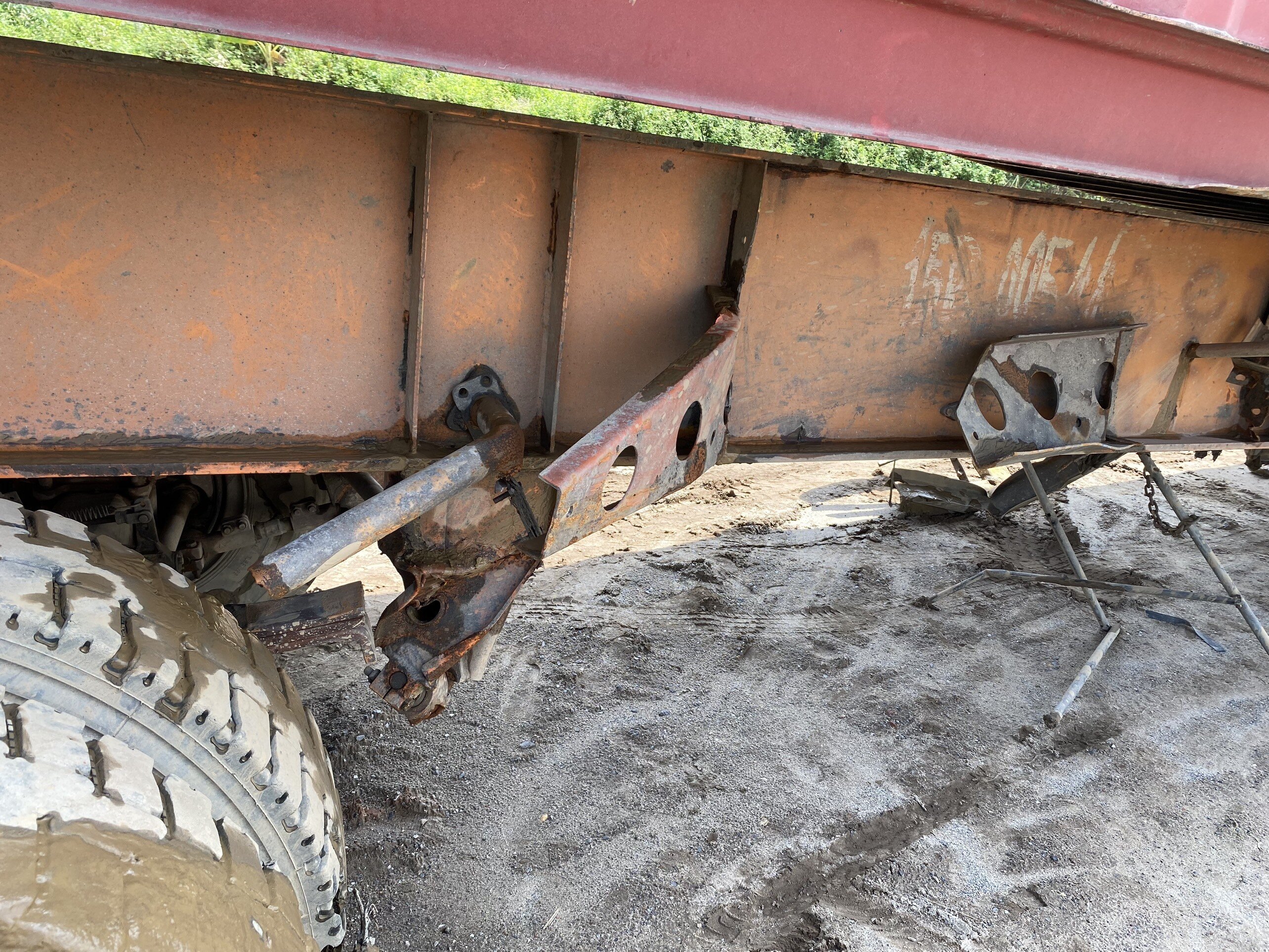 Những thiết bị bên mạng sườn của thùng container bị gãy.