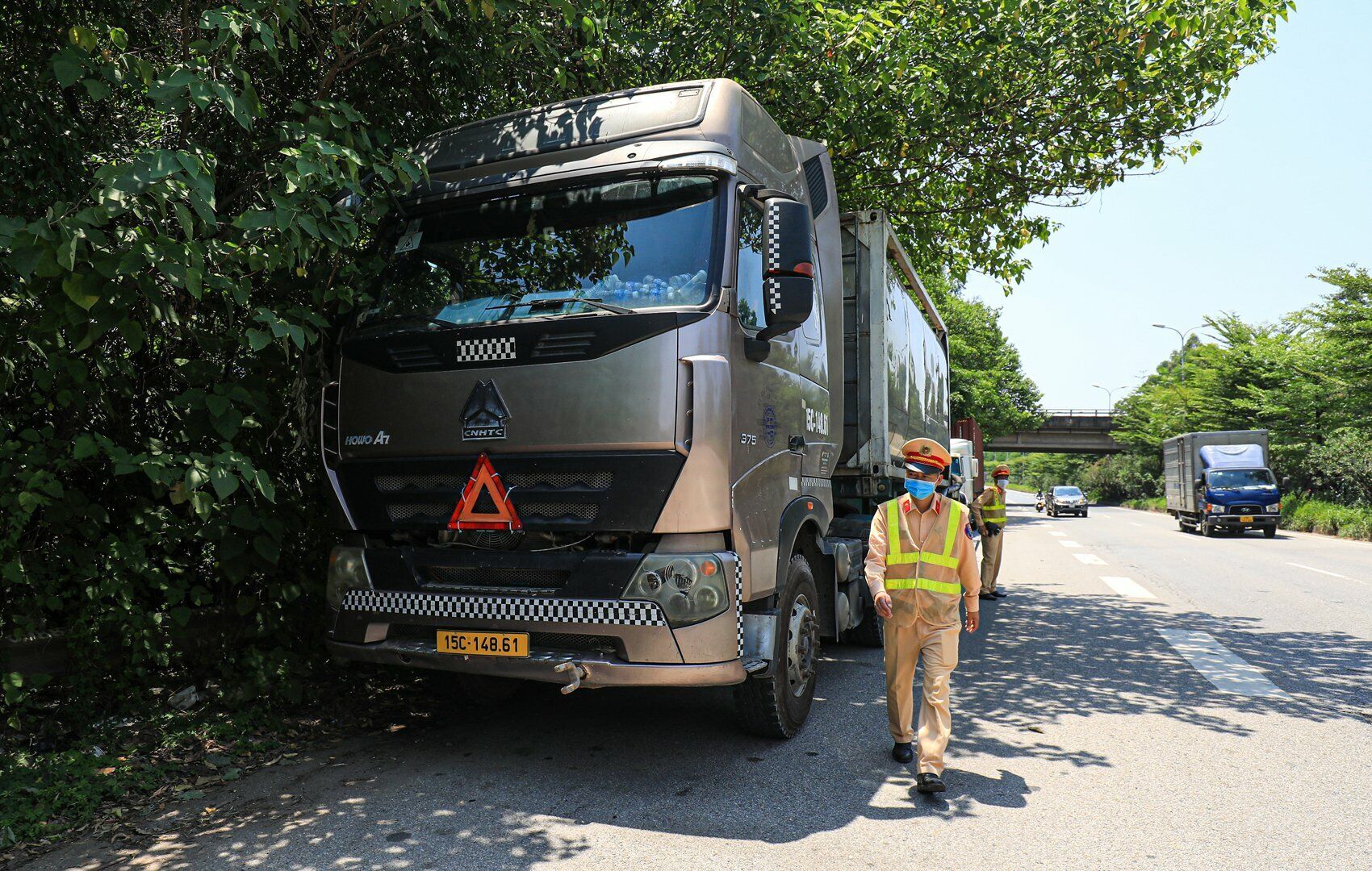 Các xe bị lập biên bản xử phạt có thể kể đến như: 15R-065.27; 34H-004.18; 29H-49192…