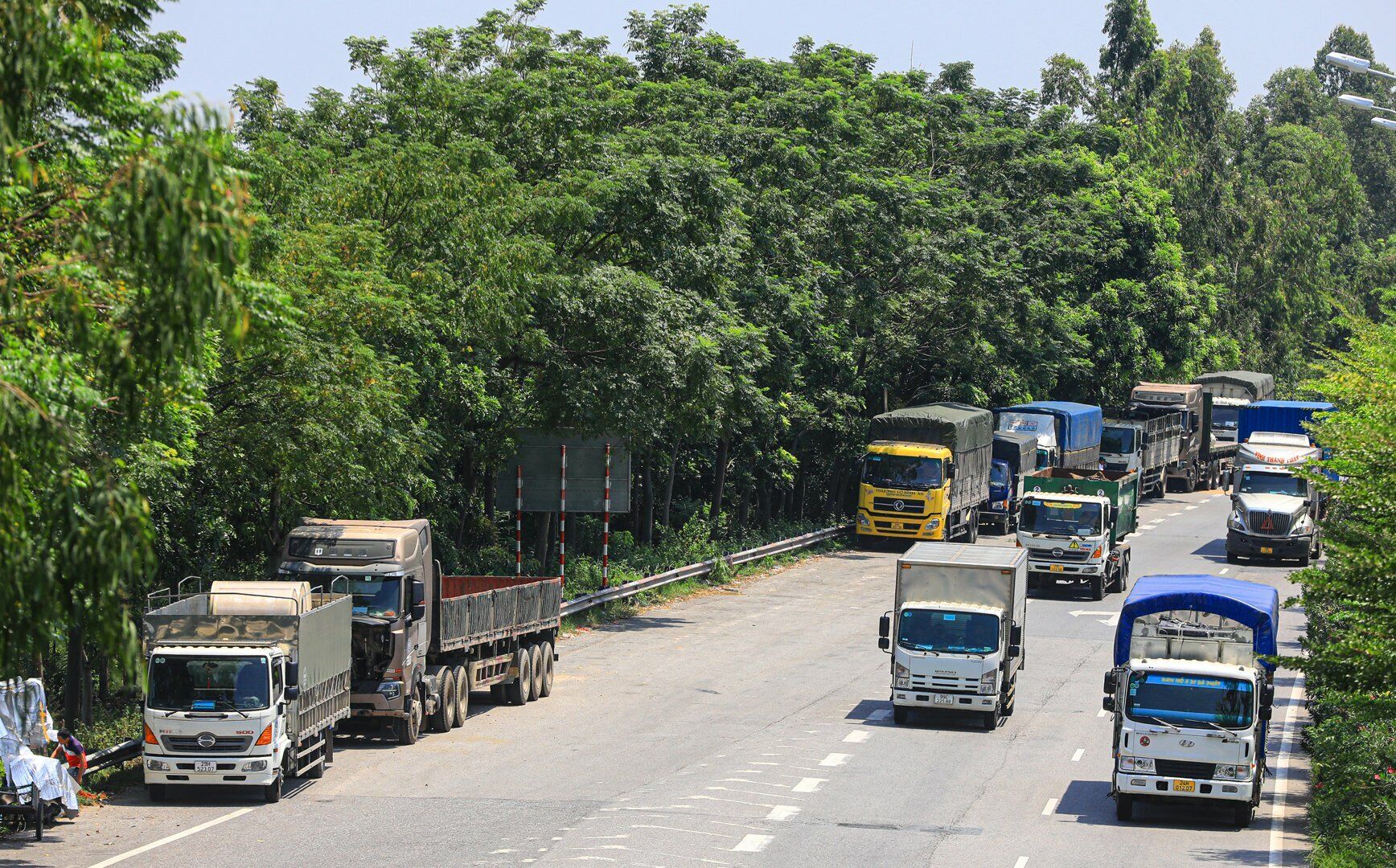 Sau nhiều ngày có mặt tại Quốc lộ 18, PV Báo Giao thông nhận thấy, những phương tiện dừng đỗ tại đây chủ yếu là xe tải trọng lớn, chạy đường dài.