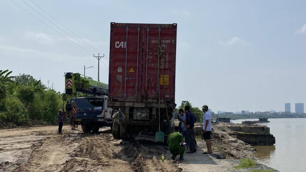 Trước đó, khoảng 4h ngày 30/8, anh L.V.T. (SN 1984, quê Giao Thuỷ, Nam Định) lái xe container BKS 15C-134.91 khi đi trên cầu Thanh Trì đã bất ngờ lao qua dải phân cách, tông gãy lan can cầu rồi lao xuống sông Hồng.