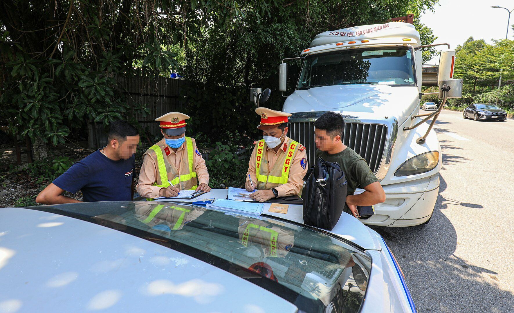 Một cán bộ Đội CSGT số 15 cho biết, Đội CSGT số 15 (Công an TP Hà Nội) thường xuyên tuần tra, kiểm soát, nếu phát hiện những vi phạm về dừng đỗ xe sai quy định trên Quốc lộ 18 đều bị xử lý nghiêm.