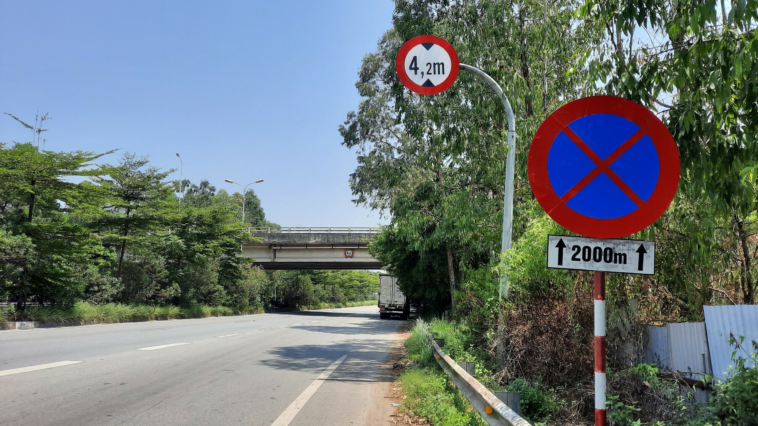 Dù biển cấm dừng đỗ đặt cách đoạn đường này chỉ vài trăm mét, nhưng nhiều tài xế vẫn vô tư dừng đỗ để vào ăn cơm và uống nước.