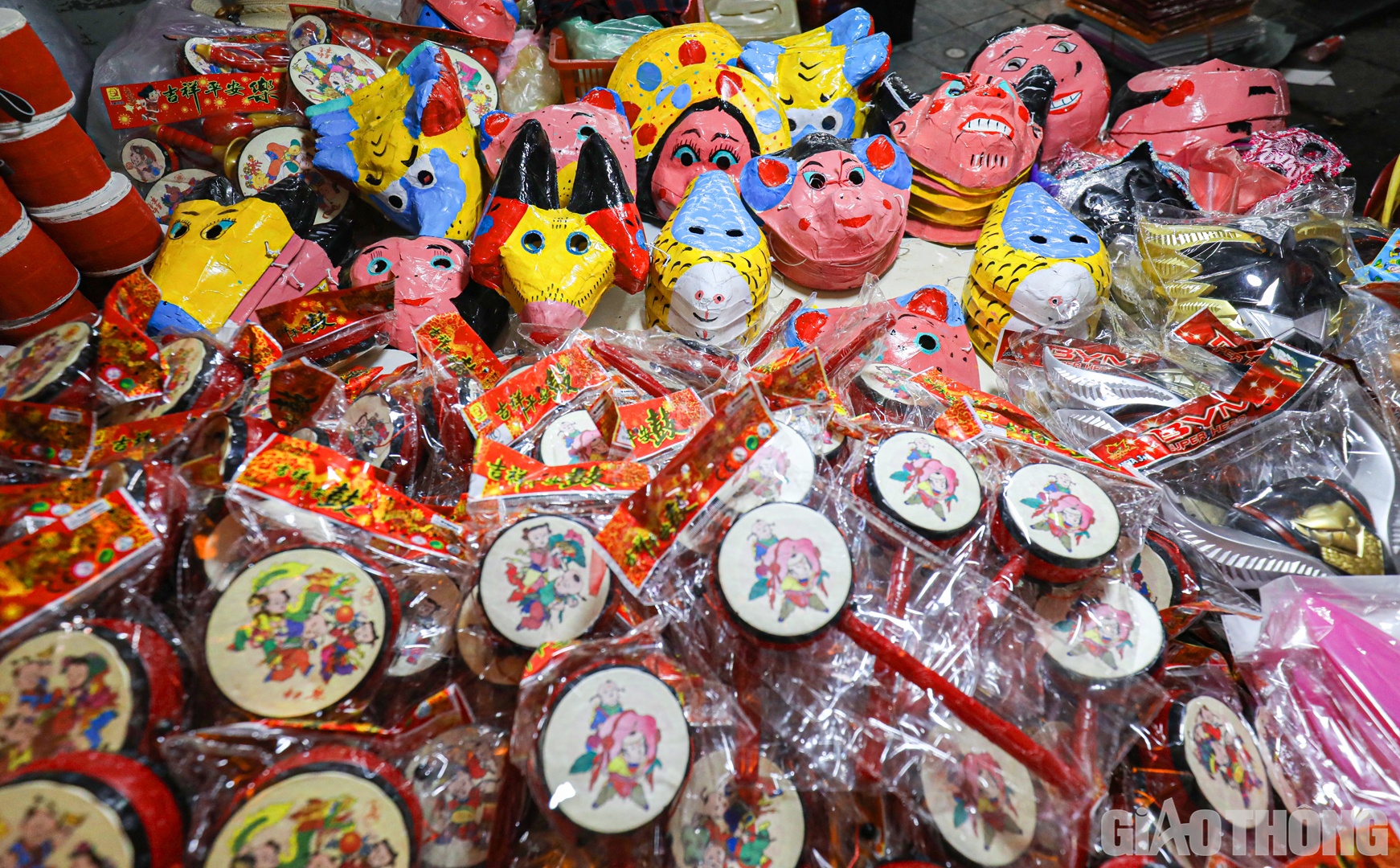 Mặt nạ giấy bồi có giá từ 40.000 đồng/chiếc, trống bỏi giá 30.000 đồng/chiếc...