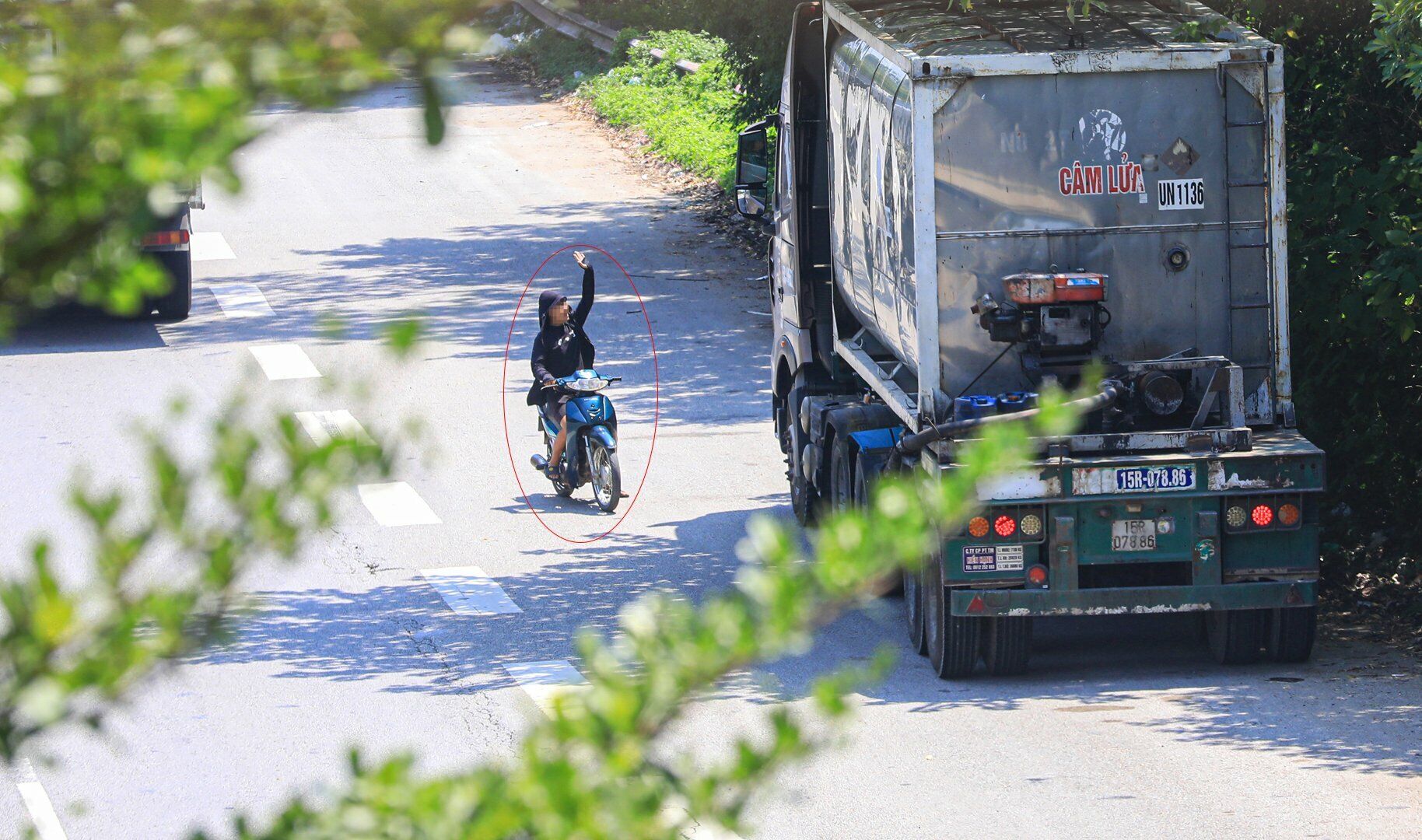 Để “bắt được” nhiều khách là lái xe vào ăn cơm, những quán cơm tại Quốc lộ 18 còn cắt cử người đứng ra giữa đường làm “hoa tiêu” vẫy khách, rất nguy hiểm.