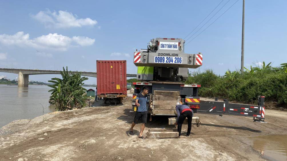 Chỉ huy Đội CSGT công an huyện Gia Lâm (TP Hà Nội) cho biết, chiếc xe này đã được di chuyển về bãi tập kết xe vi phạm của TP Hà Nội.