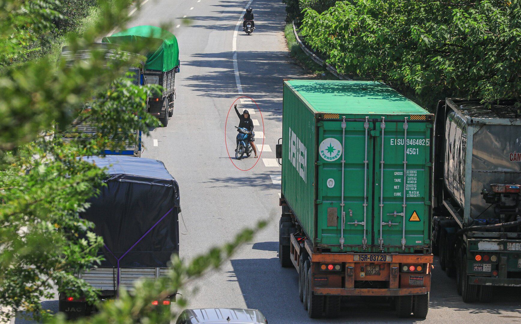 Chỉ trong vòng chưa đầy 10 phút trưa 6/9, PV Báo Giao thông ghi nhận, một người đàn ông 3 lần đi xe máy ngược chiều trên Quốc lộ 18 rồi lái xe 1 tay, tay còn lại liên tục vẫy, với gọi những chiếc xe tải chạy trên đường đi vào quán mình.