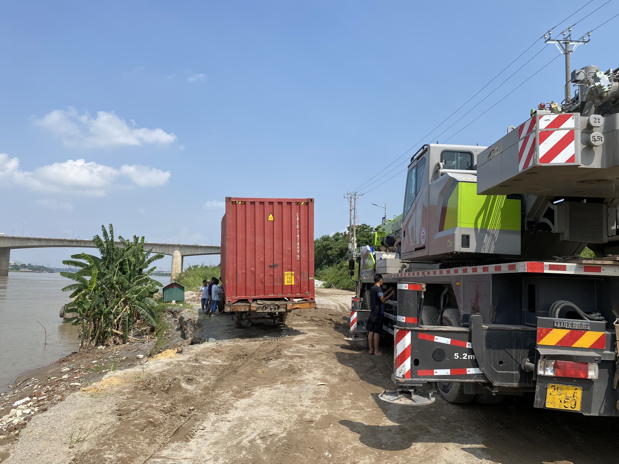 Vị trí chiếc xe container được trục vớt cách cầu Thanh Trì khoảng hơn 100m xuôi về hạ nguồn sông Hồng.