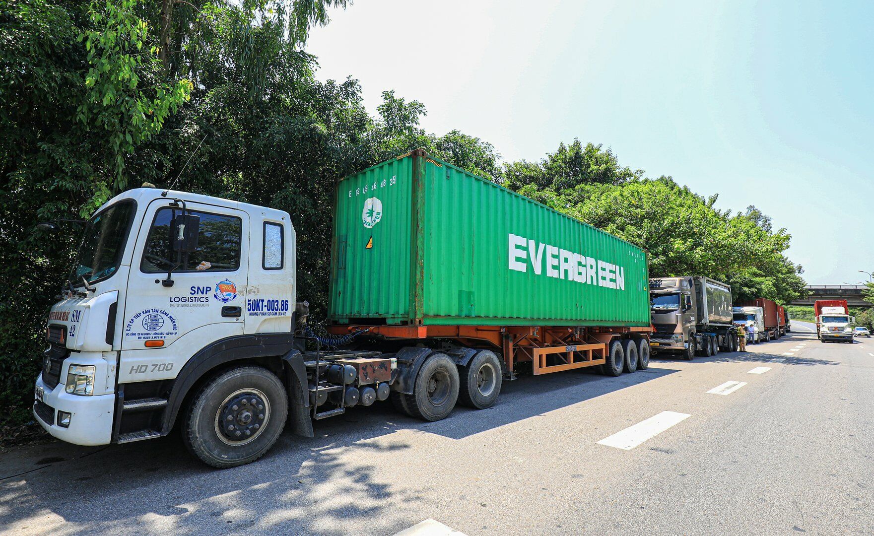 Chưa đầy 30 phút có mặt tại đây, PV Báo Giao thông đã ghi nhận hàng chục lượt xe dừng đỗ sai quy định trên Quốc lộ 18.