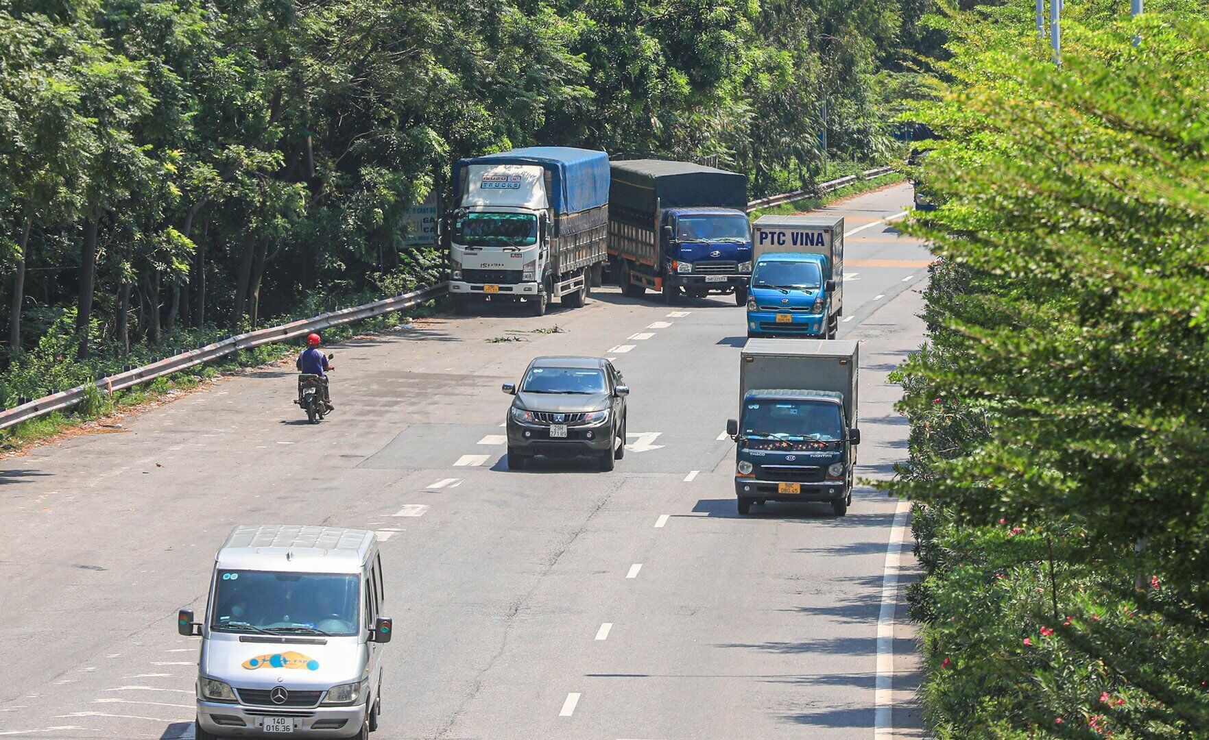 Hiện tượng đi xe máy ngược chiều vẫy khách, và xe tải dừng đỗ trái phép trên Quốc lộ 18 khiến không ít người điều khiển ô tô, xe máy qua đây giật mình và lo sợ vì nguy cơ mất ATGT.