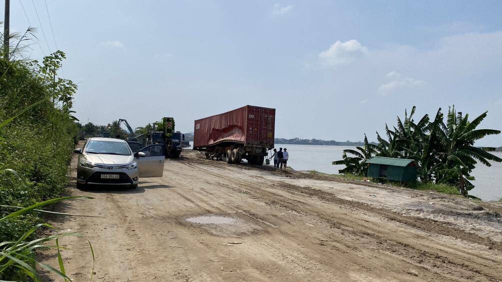 Thùng của chiếc xe container lao từ cầu Thanh Trì xuống sông Hồng này cũng bị móp méo khá nhiều chỗ.