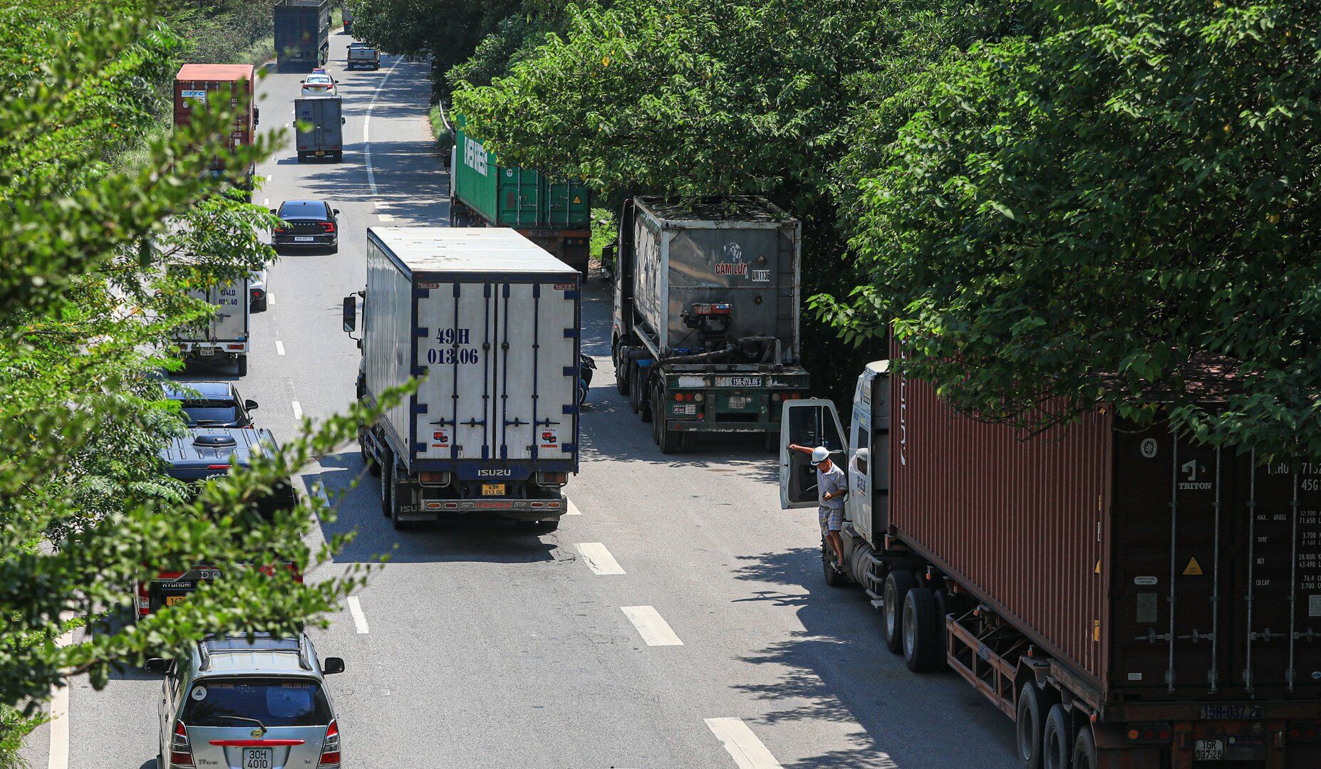 "Quốc lộ 18 cho phép xe chạy tốc độ tối đa 80km/h, nếu không để ý rất dễ tông phải những người vẫy xe như thế này”, anh Nguyễn Hữu Giang, một tài xế xe con chia sẻ.