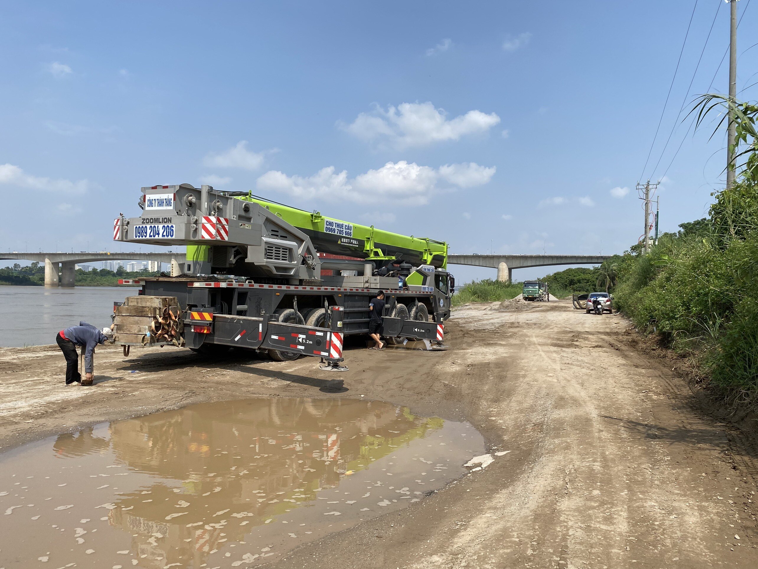 Để trục vớt được chiếc xe siêu trường, siêu trọng này, lực lượng chức năng đã phải huy động một máy cẩu cỡ lớn.