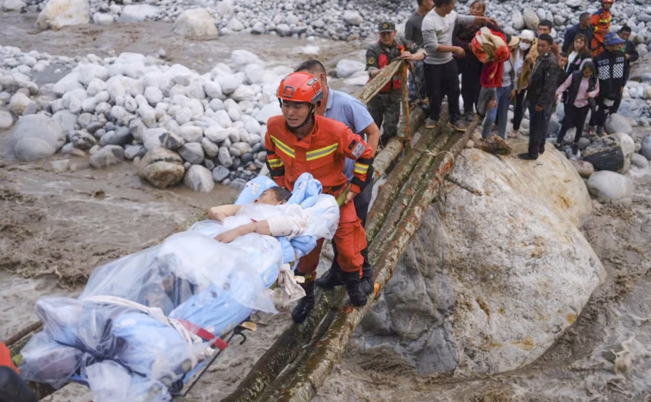 Hơn 6.500 nhân viên cứu hộ, bác sĩ đã được điều tới hiện trường. 4 trực thăng và 2 máy bay không người lái đã được điều tới 2 khu vực bị ảnh hưởng nặng nhất là các huyện Lô Định và Thạch Miên.